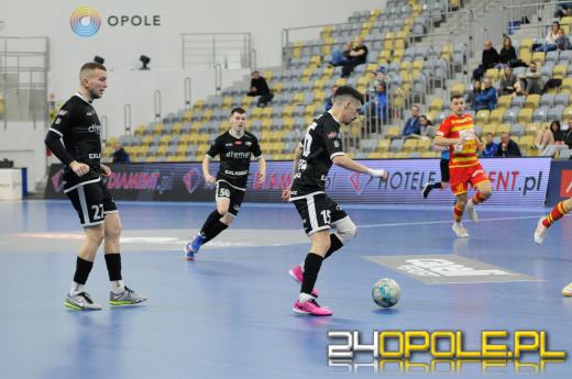 Festiwal poprzeczek i słupków w meczu Dremanu