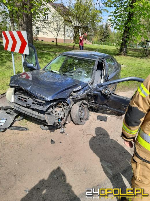Zderzenie dwóch pojazdów w Zdziechowicach. Jedna osoba trafiła do szpitala