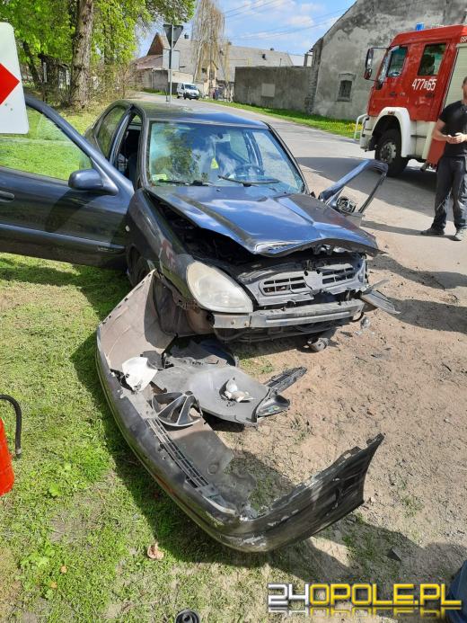 Zderzenie dwóch pojazdów w Zdziechowicach. Jedna osoba trafiła do szpitala