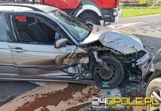 Zderzenie pojazdów w Łące Prudnickiej. Jedna osoba trafiła do szpitala