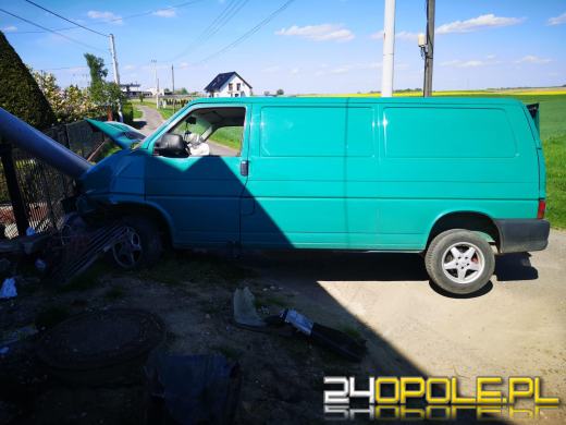 Balcerzowice: Bus wjechał w słup i ogrodzenie posesji. Kierowca uciekł 