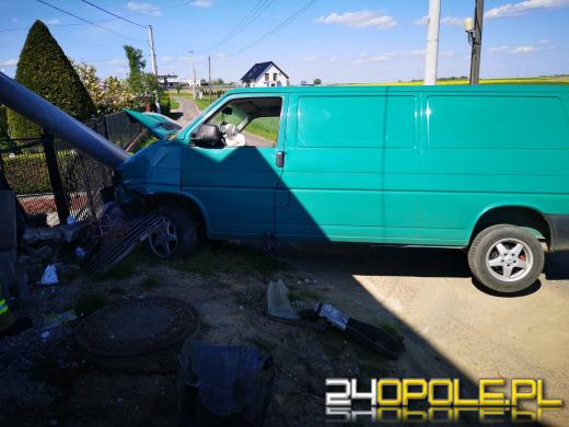 Balcerzowice: Bus wjechał w słup i ogrodzenie posesji. Kierowca uciekł 