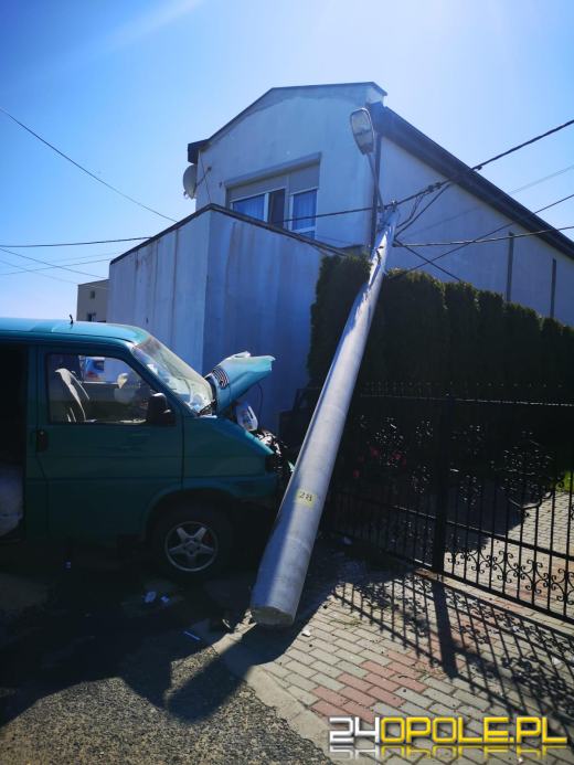 Balcerzowice: Bus wjechał w słup i ogrodzenie posesji. Kierowca uciekł 
