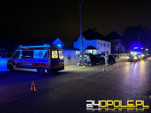 Wypadek na Popiełuszki w Opolu. Samochód uderzył w słup