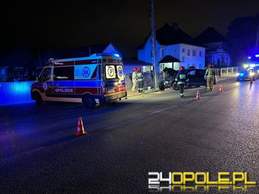 Wypadek na Popiełuszki w Opolu. Samochód uderzył w słup