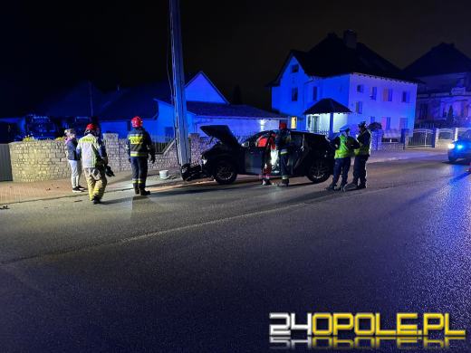 Wypadek na Popiełuszki w Opolu. Samochód uderzył w słup