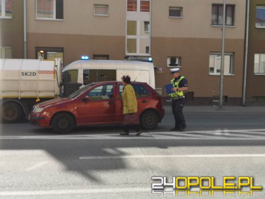 Starsza kobieta kierująca skodą potrąciła pieszego