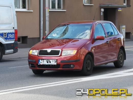 Starsza kobieta kierująca skodą potrąciła pieszego