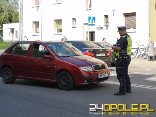 Starsza kobieta kierująca skodą potrąciła pieszego