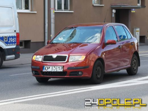 Starsza kobieta kierująca skodą potrąciła pieszego