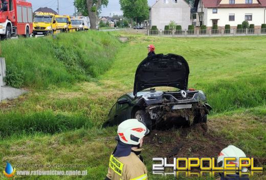 Wypadek w Opolu-Czarnowąsach. Renault wypadło z drogi