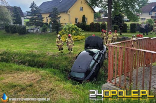 Wypadek w Opolu-Czarnowąsach. Renault wypadło z drogi