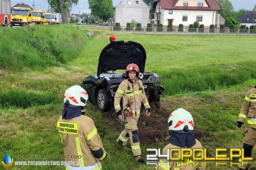 Wypadek w Opolu-Czarnowąsach. Renault wypadło z drogi