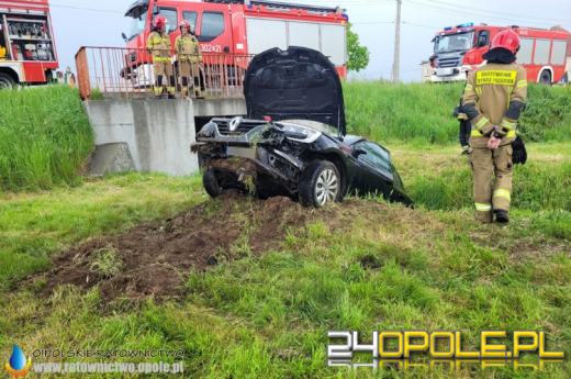 Wypadek w Opolu-Czarnowąsach. Renault wypadło z drogi