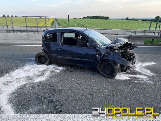 Zderzenie osobówek i busa na A4. Dwie osoby zostały ranne