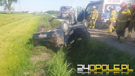 84-letni kierowca dachował w rowie. Trafił do szpitala