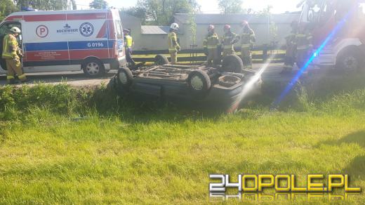 84-letni kierowca dachował w rowie. Trafił do szpitala