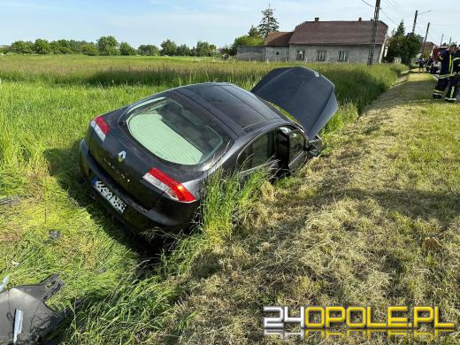 Jechał z dzieckiem. Uderzył w słup energetyczny. Wypadek w Ochodzach