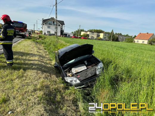 Jechał z dzieckiem. Uderzył w słup energetyczny. Wypadek w Ochodzach