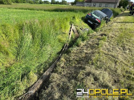 Jechał z dzieckiem. Uderzył w słup energetyczny. Wypadek w Ochodzach