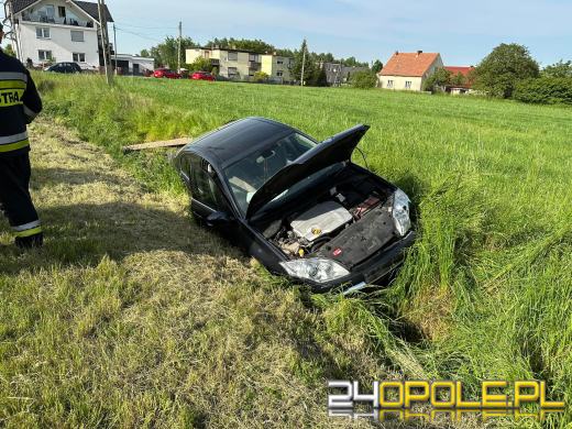 Jechał z dzieckiem. Uderzył w słup energetyczny. Wypadek w Ochodzach