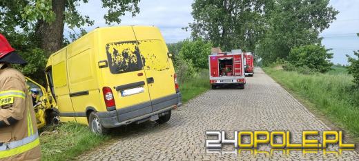 Niebezpiecznie na opolskich drogach. W Dąbrowie bus uderzył w drzewo