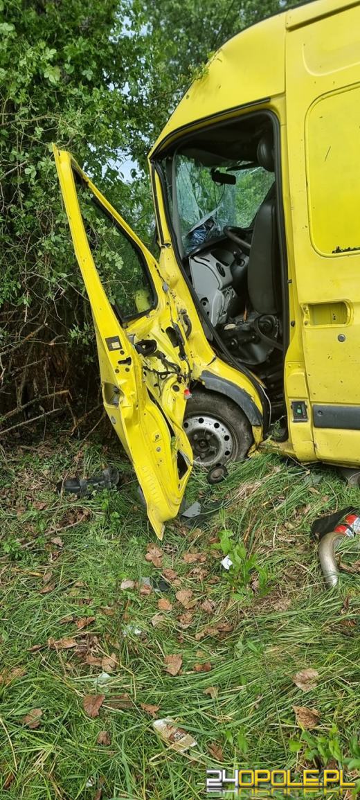 Niebezpiecznie na opolskich drogach. W Dąbrowie bus uderzył w drzewo
