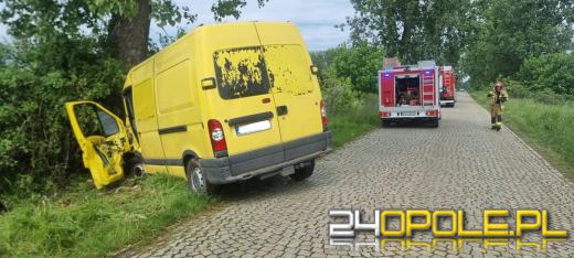 Niebezpiecznie na opolskich drogach. W Dąbrowie bus uderzył w drzewo