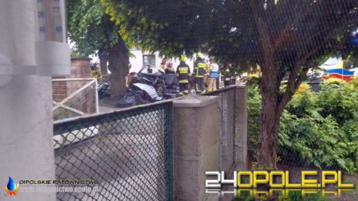 Kierujący mercedesem uderzył w drzewo. Poszkodowany został zakleszczony w pojeździe