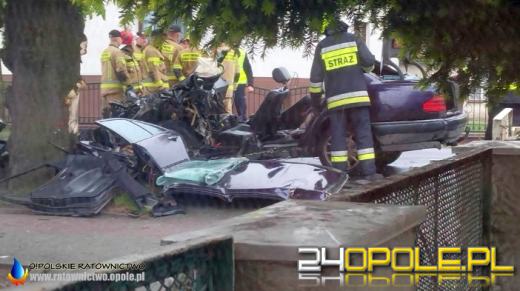 Kierujący mercedesem uderzył w drzewo. Poszkodowany został zakleszczony w pojeździe