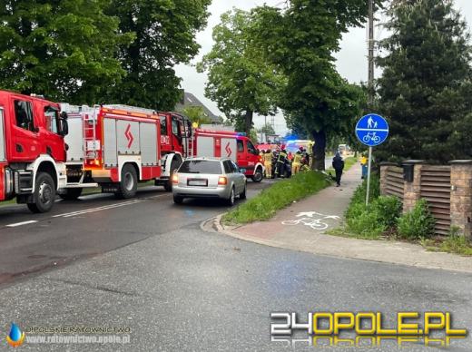 Kierujący mercedesem uderzył w drzewo. Poszkodowany został zakleszczony w pojeździe