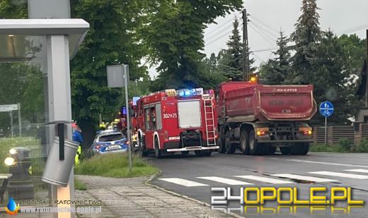 Kierujący mercedesem uderzył w drzewo. Poszkodowany został zakleszczony w pojeździe