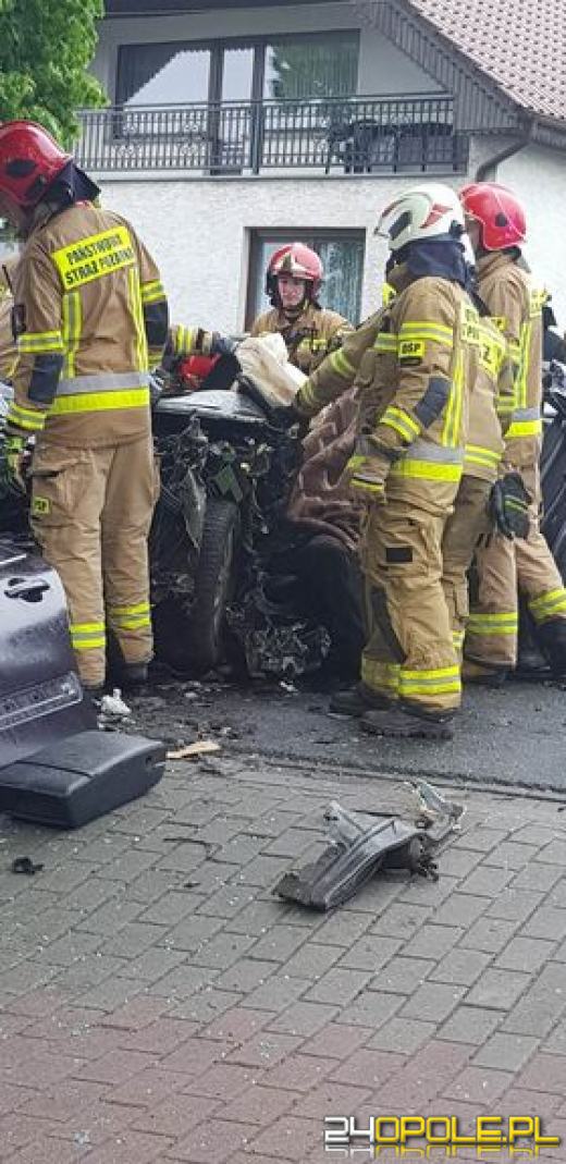 Kierujący mercedesem uderzył w drzewo. Poszkodowany został zakleszczony w pojeździe