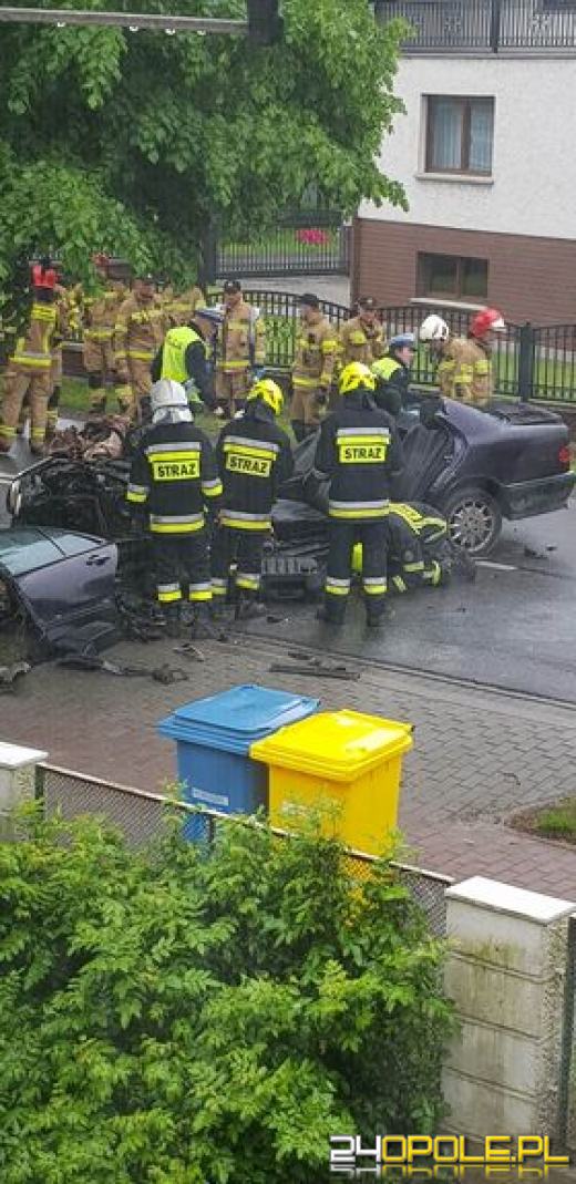 Kierujący mercedesem uderzył w drzewo. Poszkodowany został zakleszczony w pojeździe