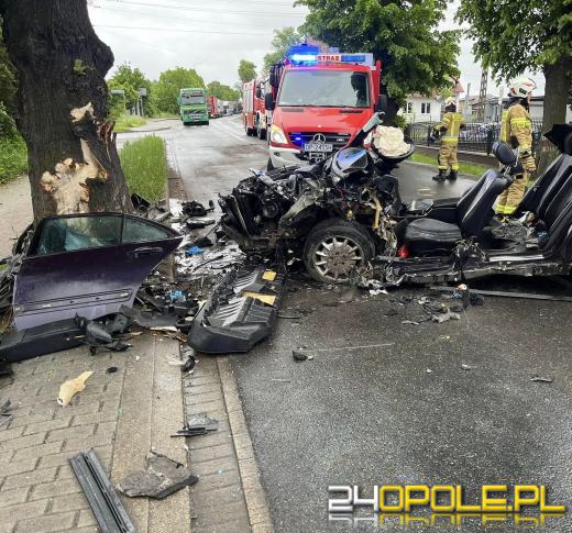 Kierujący mercedesem uderzył w drzewo. Poszkodowany został zakleszczony w pojeździe