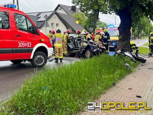 Kierujący mercedesem uderzył w drzewo. Poszkodowany został zakleszczony w pojeździe