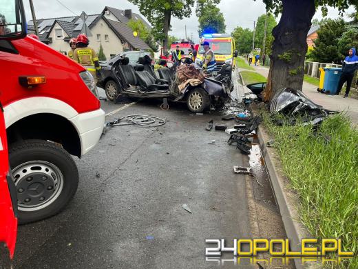 Kierujący mercedesem uderzył w drzewo. Poszkodowany został zakleszczony w pojeździe