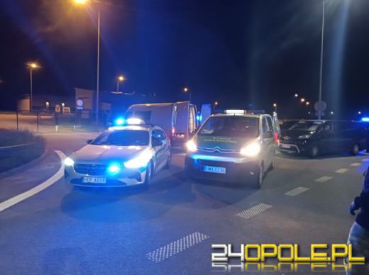 Wiózł 16 imigrantów 9-osobowym busem. Kurier zatrzymany