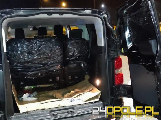 Wiózł 16 imigrantów 9-osobowym busem. Kurier zatrzymany