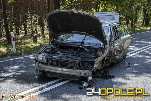 Zderzenie trzech pojazdów koło Kuniowa. Poszkodowana kobieta w ciąży i dziecko