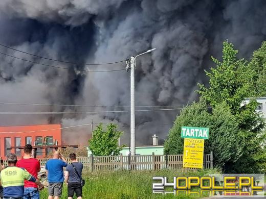 Potężny pożar hali pod Nysą. Obok znajdują się osiedla