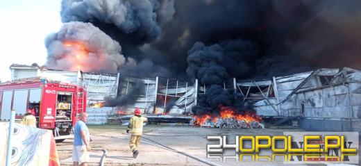 Potężny pożar hali pod Nysą. Obok znajdują się osiedla