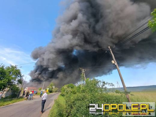 Potężny pożar hali pod Nysą. Obok znajdują się osiedla