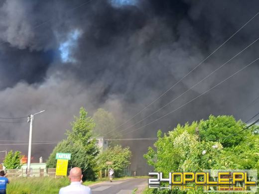 Potężny pożar hali pod Nysą. Obok znajdują się osiedla