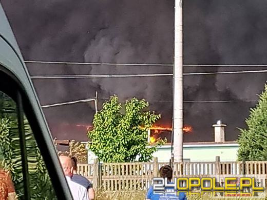 Potężny pożar hali pod Nysą. Obok znajdują się osiedla