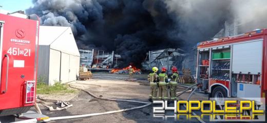 Potężny pożar hali pod Nysą. Obok znajdują się osiedla