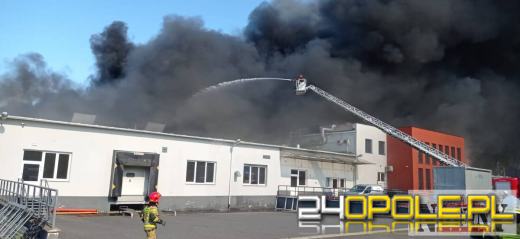 Potężny pożar hali pod Nysą. Obok znajdują się osiedla