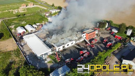 Potężny pożar hali pod Nysą. Obok znajdują się osiedla