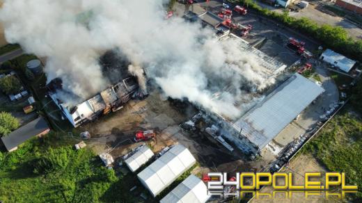 Potężny pożar hali pod Nysą. Obok znajdują się osiedla