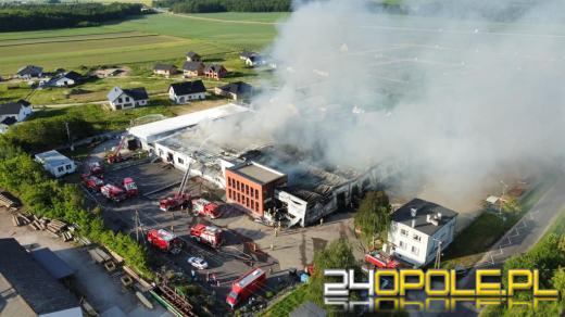 Potężny pożar hali pod Nysą. Obok znajdują się osiedla
